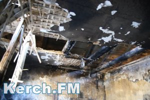 Новости » Общество: В Керчи из-за пожара мать с двумя маленькими детьми остались без жилья