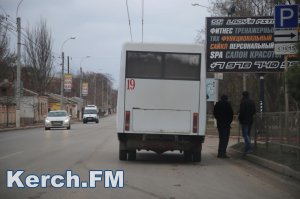 В Керчи на Свердлова столкнулись иномарка и маршрутка