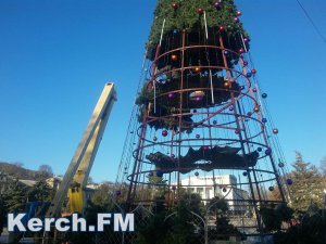 Новости » Общество: В Керчи демонтируют главную елку города