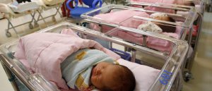 Новости » Общество: За минувший год в Керчи родились 1 462 ребенка