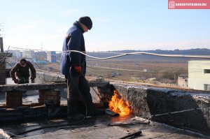 Новости » Общество: В Керчи продолжается капитальный ремонт кровель