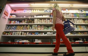 Новости » Общество: Подорожание доллара не приведет к росту цен на продукты в Крыму, – эксперт