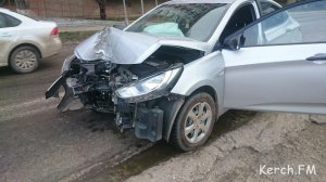 Новости » Криминал и ЧП: В Керчи Хюндай врезался в дерево: пострадал водитель