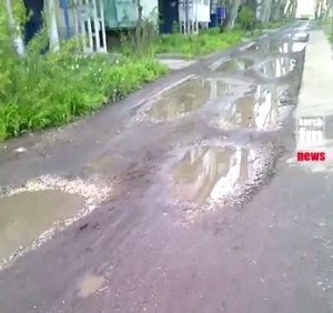Ты репортер: Дорога во дворе по Горького разбита и залита водой (видео)