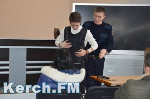 Новости » Общество: В Керчи студентам дали подержать пистолеты и надеть бронежилеты