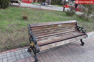 В Керчи неизвестные ломают скамейки в центре