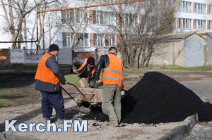 В Керчи ремонт дороги у детского сада почти завершили