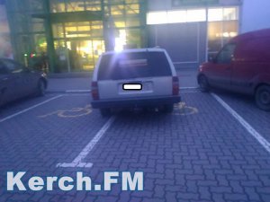 В Керчи машина припарковалась сразу на двух местах для инвалидов