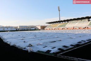 В Керчи поле на стадионе 50-летия Октября накрыли тканью