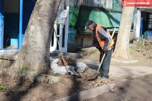 Новости » Общество: В Керчи благоустраивают дворы жилых домов на Горького