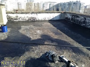 Новости » Общество: В Керчи жители дома не пустили подрядчика ремонтировать крышу