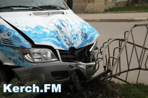 Новости » Криминал и ЧП: В Керчи на Свердлова автомобиль снес забор