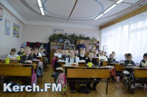 Ты репортер: Второклашки керченской школы 23 поздравляют любимых женщин (видео)