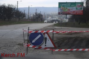 Новости » Общество: В Керчи ремонт ямы  от большегрузов отложили на потом