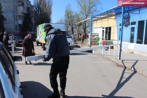Новости » Общество: В Керчи на центральном рынке установили шлагбаум