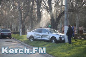 Новости » Криминал и ЧП: В Керчи автомобиль «Аudi A6» врезался в столб