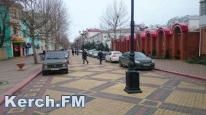 В Керчи на улице Ленина припарковались больше 15 автомобилей