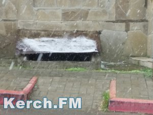 Новости » Общество: В Керчи выпал обещанный весенний снег (фото)