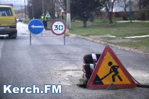 В Керчи люки на улице Блюхера ровняют с новым асфальтом