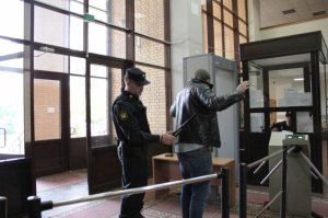 Новости » Общество: В суды Крыма в 2015 году пытались пронести более 12 тыс запрещённых предметов