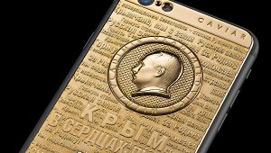 К годовщине Крымского референдума в России выпустили золотой iPhone с Путиным