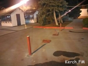 Новости » Общество: В Керчи перекрыли въезд на пешеходную зону на площадь Ленина