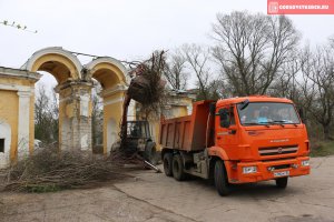 Новости » Коммуналка: В Керчи начали уборку Приморского парка
