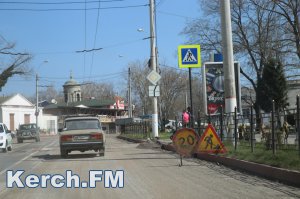 Новости » Общество: В Керчи в центре снимают асфальт