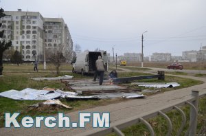 Новости » Общество: В Керчи не до конца демонтировали незаконные рекламные конструкции