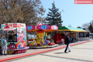 Новости » Общество: Аттракционы с центральной площади Керчи уберут и будут выставлять по праздникам