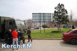 Новости » Криминал и ЧП: В Керчи военный КАМАЗа въехал в «Chevrolet»