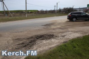 Новости » Общество: В Керчи третий месяц не могут заасфальтировать опасную яму