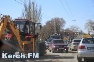 Новости » Общество: В Керчи на Свердлова затруднено движение из-за порыва водовода