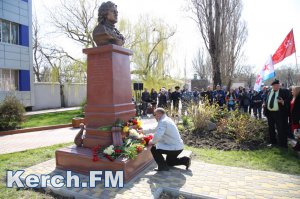 В Керчи торжественно открыли памятник Петру I