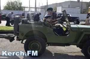 Новости » Общество: В Керчь привезли старую военную технику