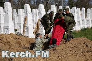 Новости » Общество: В Керчи торжественно перезахоронили останки советских воинов