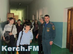 Новости » Общество: В Керчи для школьников провели урок «Пожарный - профессия героическая»