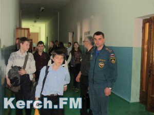 В Керчи для школьников провели урок «Пожарный - профессия героическая»