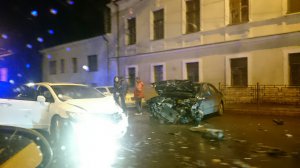 Новости » Криминал и ЧП: В центре Керчи ночью столкнулись две иномарки