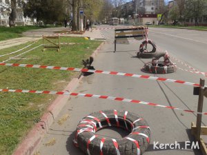 Новости » Общество: В Керчи в районе остановки «АТС» провалился асфальт