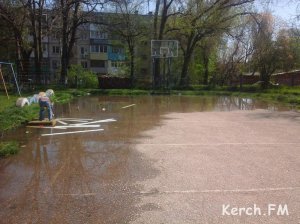 В Керчи школьный стадион затопило канализацией