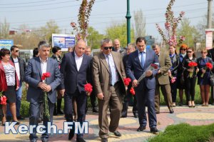 Новости » Общество: В Керчи возложили цветы в честь манифеста о присоединении Крыма