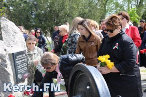 Новости » Общество: В Керчи торжественно открыли табличку «Против насилия и жестокости»