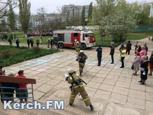 Новости » Общество: В Керченской школе 23  ликвидировали пожар и спасали пострадавших