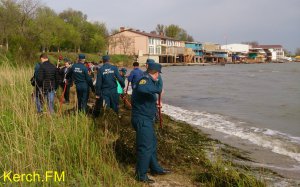 Новости » Общество: В Керчи МЧС и общественники убрали пляж «Черепашка»