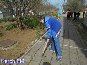 Новости » Общество: В Керчи сотрудники специальной школы-интерната  провели субботник