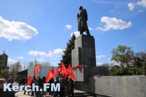 Новости » Общество: Керчане возложили цветы Ленину по случаю его дня рождения