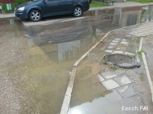 В Керчи по улице Блюхера течет канализация