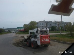 Ты репортер: В Керчи засыпали огромную яму на дороге землей