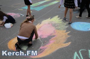 Новости » Общество: В Керчи дети на асфальте рисовали пожарных